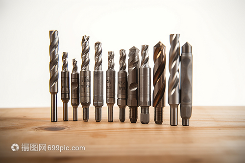 木桌上的鉆頭 金屬與木質的奇妙邂逅